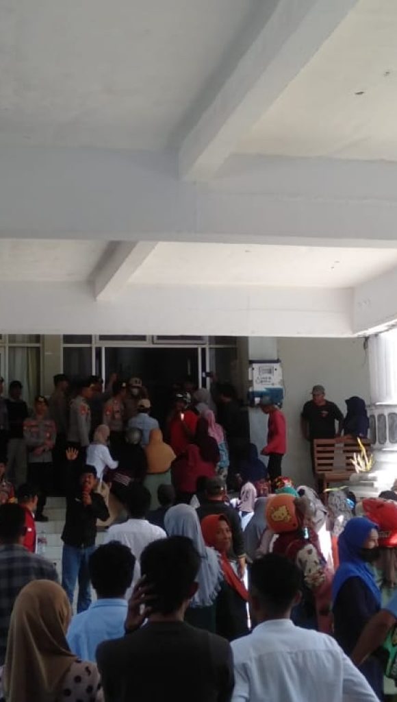 Dua Elemen Massa Aksi Geruduk Gedung DPRD Wakatobi