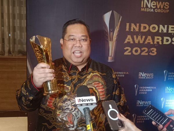 Terima Award 2023, Anton Timbang: Kami Akan Terus Dorong Ekonomi Daerah dan Nasional