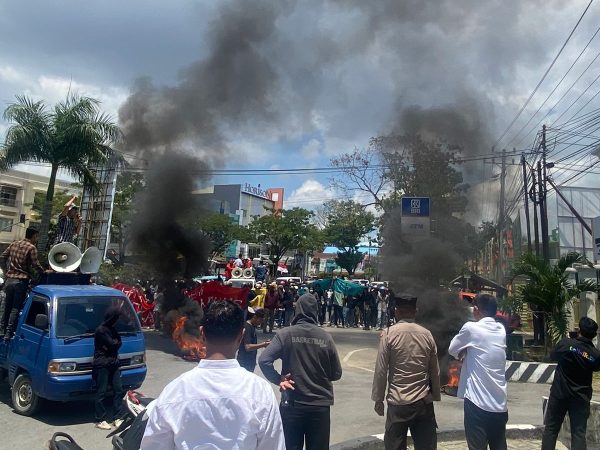 Ratusan Massa Aksi Geruduk Kejati Sultra, Desak Syahbandar Molawe Diperiksa
