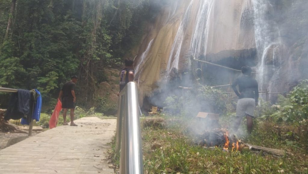 Peduli Alam, PAP Wawonii Bersih-bersih di Air Terjun Tumburano