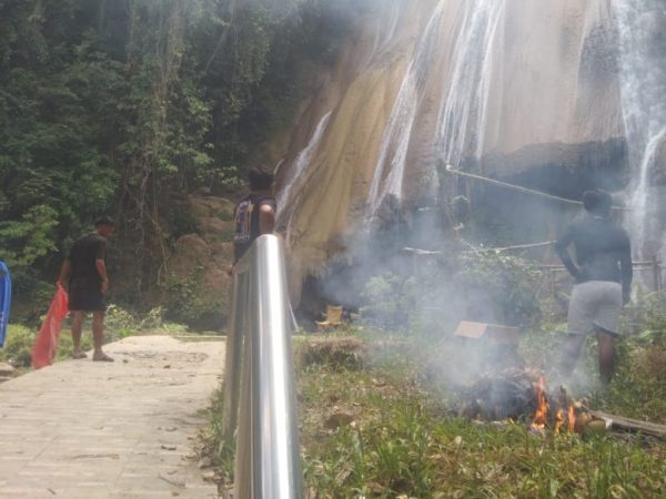 Peduli Alam, PAP Wawonii Bersih-bersih di Air Terjun Tumburano