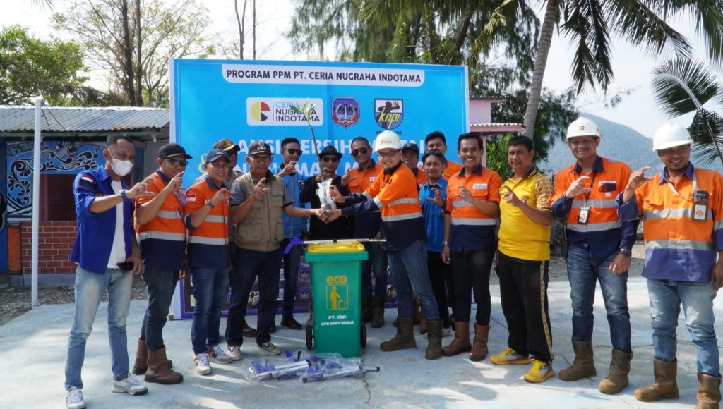 PT Ceria Bersama DPK KNPI Wolo Gelar Bersih Pantai dan Penanaman Mangrove