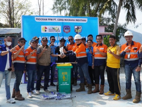 PT Ceria Bersama DPK KNPI Wolo Gelar Bersih Pantai dan Penanaman Mangrove