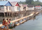 Pemdes dan Masyarakat Gotong Royong Bangun Jembatan Titian Desa Tanjung Batu