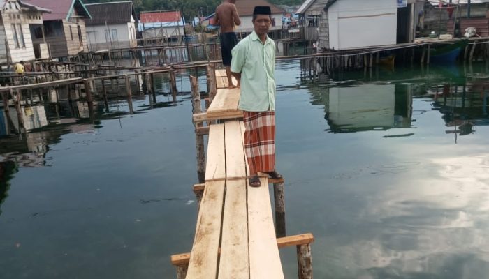 Pemdes dan Masyarakat Gotong Royong Bangun Jembatan Titian Desa Tanjung Batu