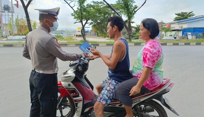 Satgas Preemtif Edukasi Pengendara Tentang Pentingnya Penggunaan Helm Sesuai Standar SNI