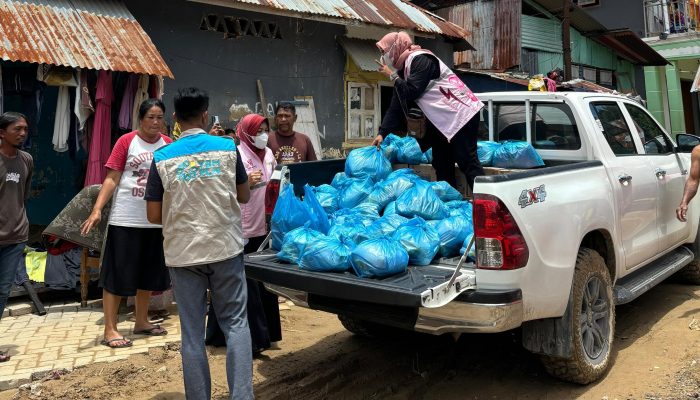 YBM PT PLN UP3 Kendari Salurkan Bantuan bagi Korban Banjir, Munawir: Semoga Meringankan dan Bermanfaat