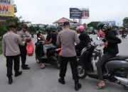 Personel Dit Pamobvit Polda Sultra Bagikan Puluhan Takjil