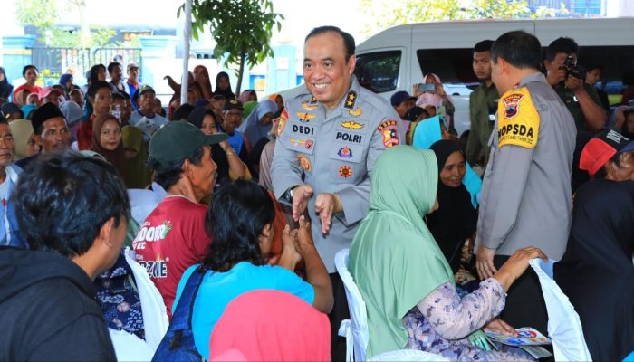 As-SDM Kapolri Sambangi Warga Korban Banjir Demak