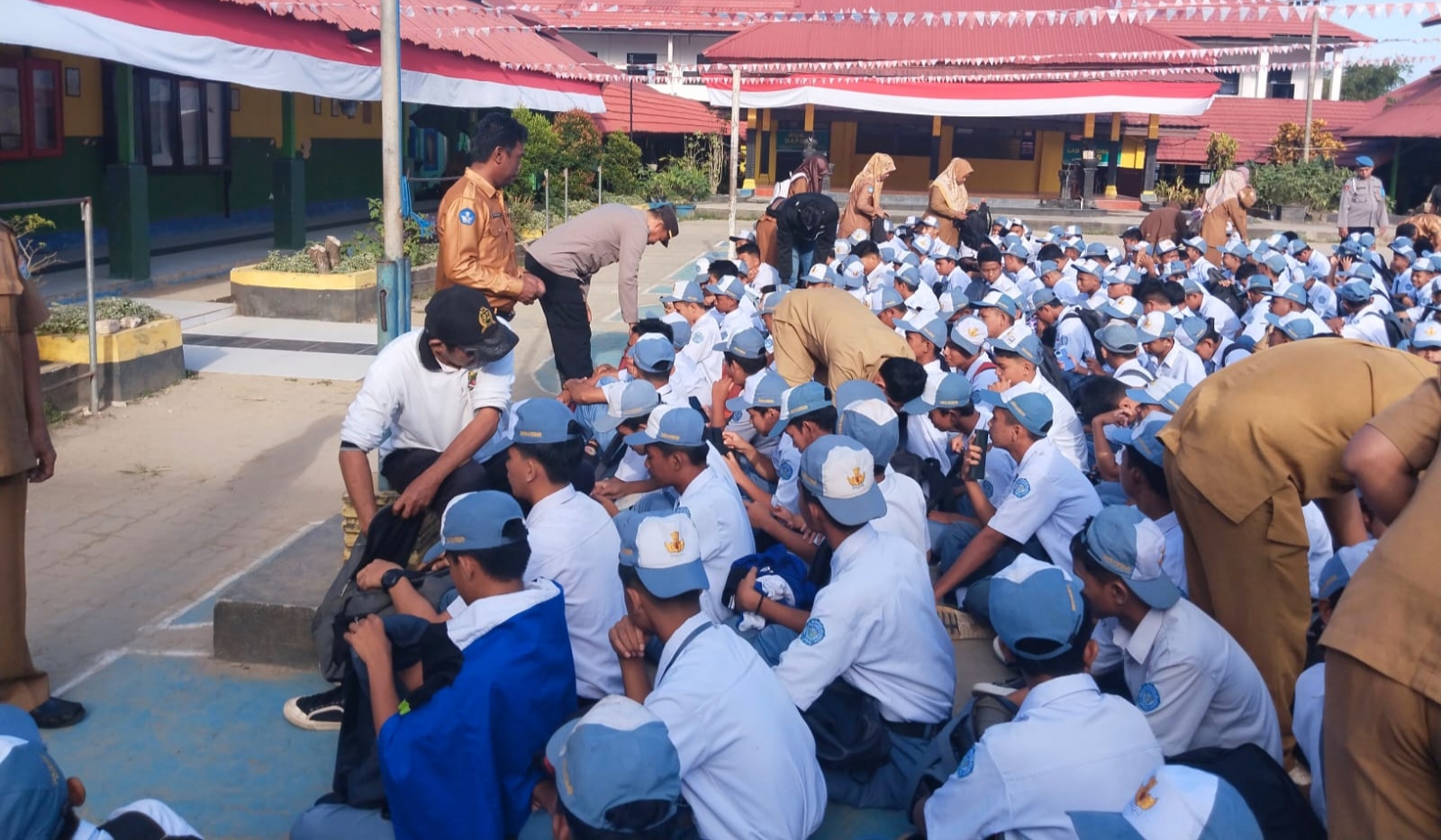Polisi Geledah Tas Pelajar di Kendari