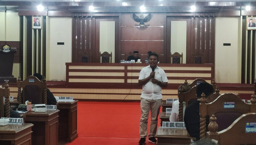 Rapat Perdana DPRD Sultra Saling Memperkenalkan Diri
