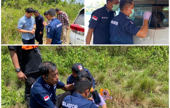 Tim Opsnal Resmob dari Unit IV Dit Reskrimum Polda Sultra bersama dengan BIDLABFOR Polda Sulawesi Selatan saat melakukan pemeriksaan fisik kendaraan dinas Camat Baito yang mengalami keretakan pada kaca tengah bagian kiri ), di Polsek Baito Desa Baito Kecamatan Baito, Kabupaten Konawe Selatan (Konsel), Selasa (29/10/2024)