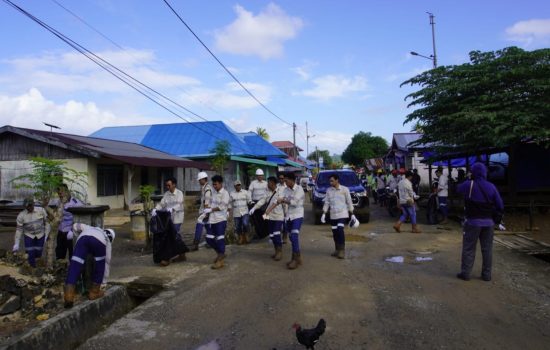 Peringati Hari Lingkungan Hidup Sedunia, PT GKP Lakukan Bersih Desa dan Penanaman Mangrove