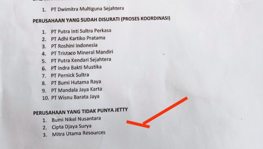 Kapal Tongkang PT CDS dan PT MUR Melintas di Teluk Lasolo, Legalitas Dipertanyakan
