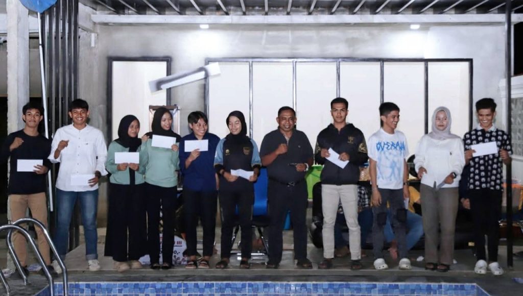Dr. Ridwan Badallah, sang Ketua Umum, berdiri di tengah
