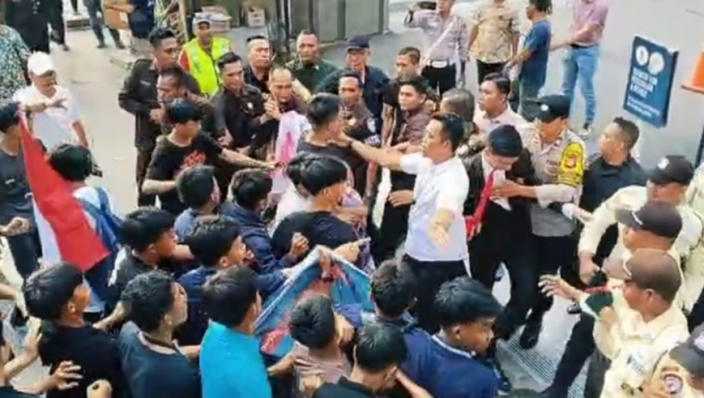 Aksi Unjuk Rasa di Depan Kantor PT VDNI Jakarta, Puluhan Massa Buka Baju Sambil Protes