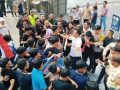 Aksi Unjuk Rasa di Depan Kantor PT VDNI Jakarta, Puluhan Massa Buka Baju Sambil Protes