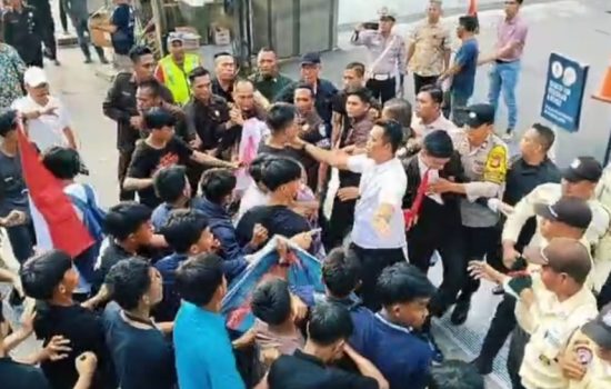 Aksi Unjuk Rasa di Depan Kantor PT VDNI Jakarta, Puluhan Massa Buka Baju Sambil Protes