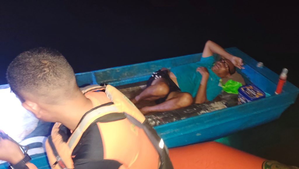 Nelayan Wakatobi Dievakuasi Tim SAR Akibat Sesak Napas di Laut