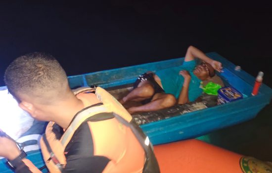 Nelayan Wakatobi Dievakuasi Tim SAR Akibat Sesak Napas di Laut