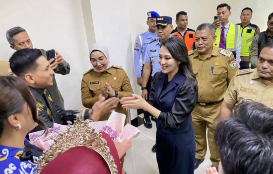 Jelang Rakornas PHD, Sekretaris DPRD Sultra Sambut Kedatangan Gubernur Malut Sherly Tjoanda Laos