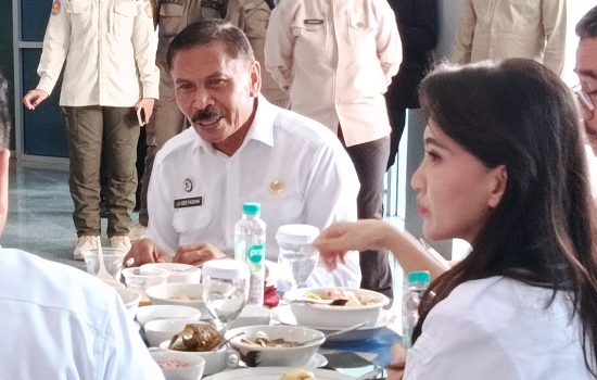 Gubernur Malut, Sherly Laos, Terpikat Ikan Bakar Kendari