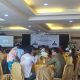 Lokakarya Kurikulum Jurnalistik UHO Bahas Adaptasi Pembelajaran di Era AI TEGAS.CO., KENDARI — Program Studi Jurnalistik Fakultas Ilmu Sosial dan Ilmu Politik (FISIP) Universitas Halu Oleo (UHO) menggelar lokakarya kurikulum berbasis Outcome-Based Education (OBE), Kamis (12/3/2026), di Restoran Fajar, Kendari. Kegiatan yang difasilitasi oleh Asosiasi Pendidikan Tinggi Ilmu Komunikasi (ASPIKOM) ini mengangkat tema “Adaptasi Kurikulum Program Studi Jurnalistik dalam Ekosistem AI yang Dinamis, Adaptif, Kreatif, dan Responsif.” Ketua Program Studi Jurnalistik UHO, Marsia Sumule Genggong, S.Sos., M.I.Kom, mengatakan lokakarya kurikulum merupakan kegiatan penting dalam dunia akademik untuk meninjau kembali kurikulum yang sedang berjalan agar tetap relevan dengan perkembangan dunia kerja. Menurutnya, proses evaluasi ini bertujuan memastikan mata kuliah yang diajarkan kepada mahasiswa mampu menghasilkan lulusan yang profesional dan siap menghadapi tantangan industri media yang terus berubah. “Lokakarya kurikulum ini bertujuan melakukan peninjauan kembali kurikulum yang sementara berjalan agar nantinya sesuai dengan kebutuhan di dunia kerja,” ujar Marsia. Ia menjelaskan, kurikulum Prodi Jurnalistik dirancang untuk menghasilkan lulusan yang tidak hanya memiliki kemampuan jurnalistik, tetapi juga mampu beradaptasi dengan perkembangan teknologi, khususnya dalam menghadapi era digital dan kecerdasan artifisial (Artificial Intelligence/AI). Melalui pendekatan Outcome-Based Education, proses pembelajaran difokuskan pada hasil atau kompetensi yang harus dimiliki mahasiswa setelah menyelesaikan pendidikan. “Harapannya dari seluruh rangkaian kurikulum yang diberikan, mahasiswa bisa menjadi jurnalis yang profesional, adaptif, dan kreatif, terutama dalam menghadapi ekosistem AI yang berkembang saat ini,” jelasnya. Marsia menambahkan, lokakarya tersebut juga menghadirkan masukan dari berbagai pihak, termasuk akademisi dari asosiasi ilmu komunikasi dan praktisi media. Mereka memberikan saran agar kurikulum yang diterapkan lebih aplikatif dan mampu menyesuaikan diri dengan perkembangan digitalisasi. Masukan tersebut nantinya akan menjadi bahan pertimbangan bagi tim dosen dalam merancang serta menyesuaikan mata kuliah yang ada di Program Studi Jurnalistik. “Tim dosen nanti akan menggodok mata kuliah yang sudah ada, kemudian menyesuaikan dengan perkembangan teknologi dan kebutuhan dunia profesi jurnalistik,” katanya. Meski demikian, ia menegaskan perubahan kurikulum tidak akan dilakukan secara menyeluruh, melainkan difokuskan pada mata kuliah yang dianggap paling mendesak untuk disesuaikan dengan perkembangan teknologi digital. Selain membahas pengembangan kurikulum, Marsia juga menyampaikan bahwa Program Studi Jurnalistik UHO saat ini sedang dalam proses pengajuan akreditasi ke Lembaga Akreditasi Mandiri Sosial Politik, Administrasi, dan Komunikasi (LAMSPAK). Saat ini status akreditasi program studi tersebut masih berada pada kategoriBaik Sekali, dan pihaknya berharap dapat meningkat menjadi Unggul setelah proses penilaian selesai. “Kami sementara menyusun formulir evaluasi diri atau borang yang akan diajukan ke LAMSPAK. Harapannya semoga hasil akreditasi nanti bisa meningkat menjadi akreditasi unggul,” pungkasnya.