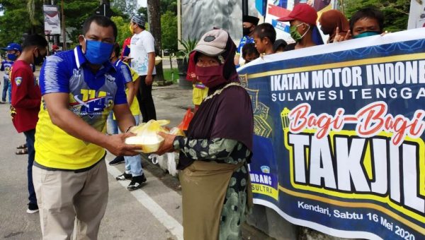IMI Sultra Berbagi Takjil dan Masker kepada Pengguna Jalan di Kendari