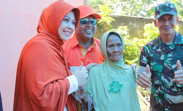 Indo wali foto bersama dengan Ketua Lazismu Parepare Erna Rasyid Taufan usai penyerahan bantuan rumah warung. FOTO : JERI