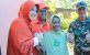 Indo wali foto bersama dengan Ketua Lazismu Parepare Erna Rasyid Taufan usai penyerahan bantuan rumah warung. FOTO : JERI