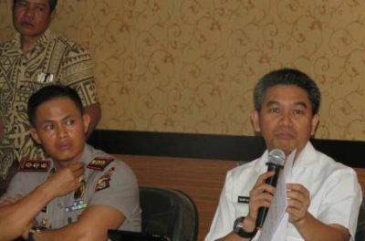 Ketua DPRD Konsel Irham Kalenggo, S. Sos. M. Si Didampingi Kapolres Konsel AKBP Yeyen Lesmana. SIK Saat Memimpin Rapat Dengar Pendapat Bersama Masyarakat Kecamatan Laonti.. FOTO : MAHIDIN