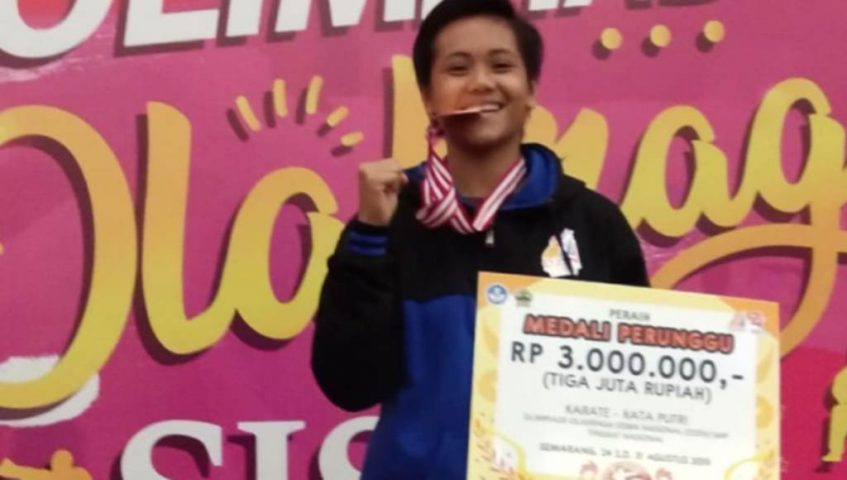 Aprilia Siswi SMP 1 Lasusua Kolut Wakili Indonesia Kejuaraan Dunia Karate