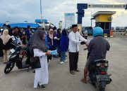 Rektor dan Civitas Akademik ITBM Wakatobi Bagi-bagi Takjil