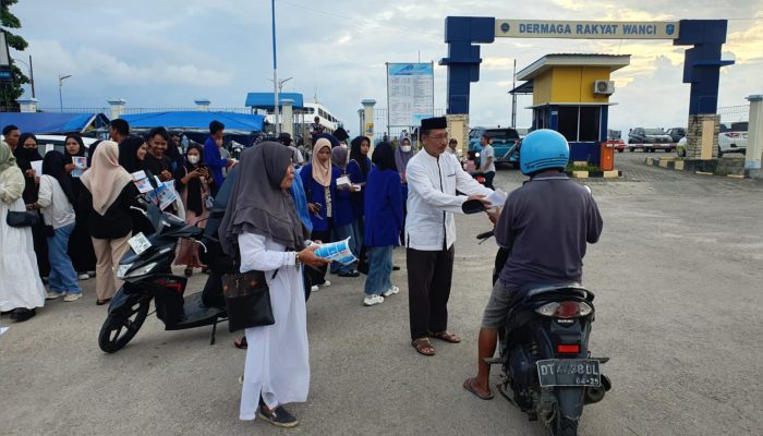 Rektor dan Civitas Akademik ITBM Wakatobi Bagi-bagi Takjil