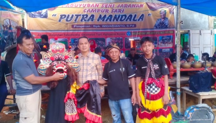 Berkunjung ke Paguyuban Putra Mandala Kolaka, Balon BERAMAL Serahkan Bantuan Kuda Lumping