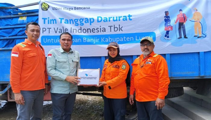 PT Vale Serahkan Bantuan Kemanusiaan untuk Korban Banjir Bandang dan Longsor di Luwu