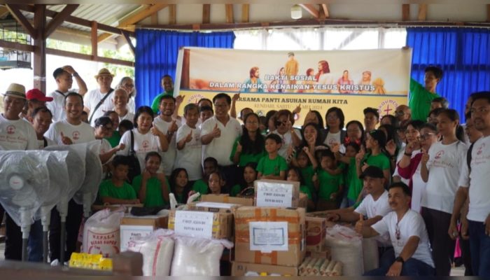 Perayaan Kenaikan Yesus Kristus, Anton Timbang Bagikan Paket Sembako di Dua Panti Asuhan