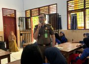 Kasi Penkum Kejati Sultra Paparkan UU ITE dan Bahaya Narkotika pada Siswa SMPN 19 Kendari