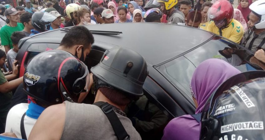 Geger, Balita Terkunci Dalam Mobil Seorang Diri