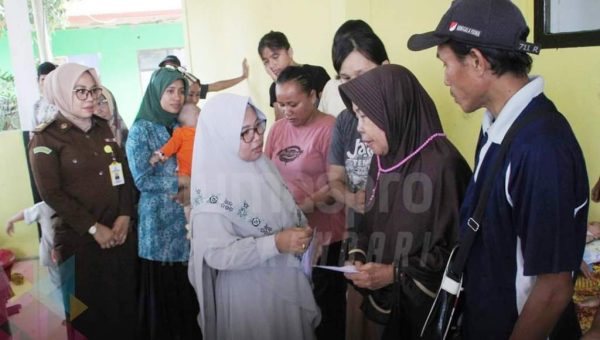 TP PKK Kota Kendari Berikan Bantuan Korban Kebakaran di Jalan Mekar