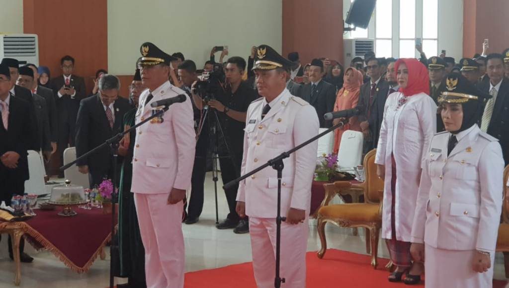 Suami Istri Lantik Istri Umar Samiun