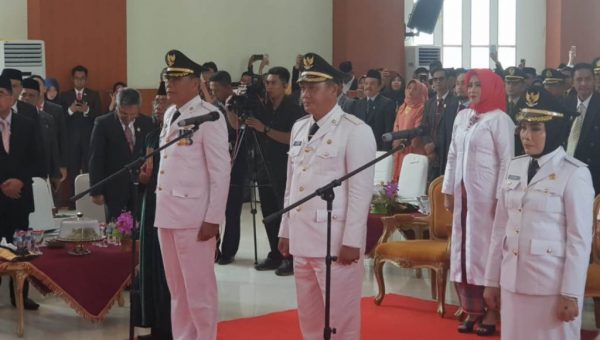 Suami Istri Lantik Istri Umar Samiun