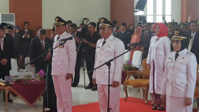 ﻿Suami Istri Lantik Istri Umar Samiun