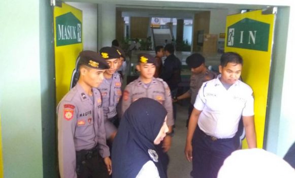 Pintu Masuk Kantor Rektorat UHO di jaga ketat anggota Kepolisian dan satpam UHO. FOTO : ONNO