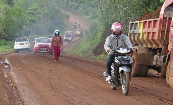 Jalan yang menghubungkan Kabupaten Kolaka dan Bombana ini mengalami rusak dan licin akibat sring di lintasi kendaraan pengangkut ore milik PD Aneka usaha. FOTO : ASDAR LANTORO