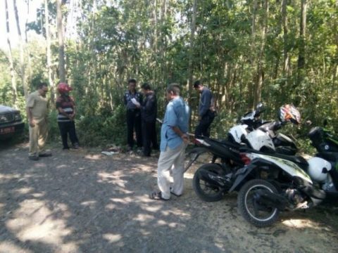 Jalur jalan yang akan dilalui presiden RI Joko Widodo di desa Brani Wetan Dusun Capang, Probolinggo mulai dibenahi. FOTO : ASL