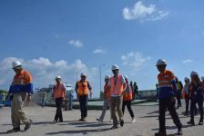Kepala Dinas Perhubungan Parepare, Yadi Haya bersama sejumlah staf melkukan peninjauan jalur jalan sidrap yang akan di Benahi. FOTO : JERI