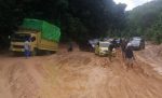 sejumlah ruas jalan di kabupaten Buton Utara mengalami rusak berat pasca hujan dan banjir. FOTO : MIRDAT