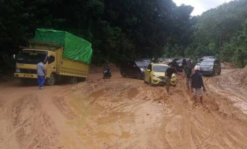 sejumlah ruas jalan di kabupaten Buton Utara mengalami rusak berat pasca hujan dan banjir. FOTO : MIRDAT