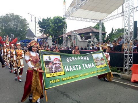 Peserta Festival Kesenian Yogyakarta (FKY) ke-29 yang dibuka Gubernur Sri Sultan. FOTO : NADHIR ATTAMIMI